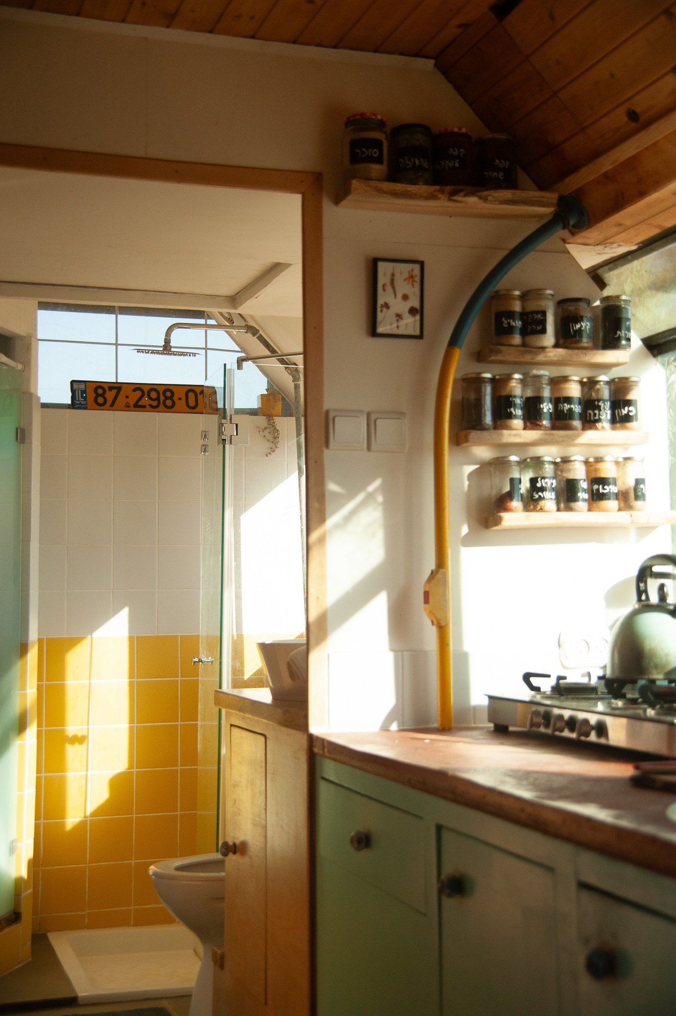 מטבח ומקלחת עם אור שמש