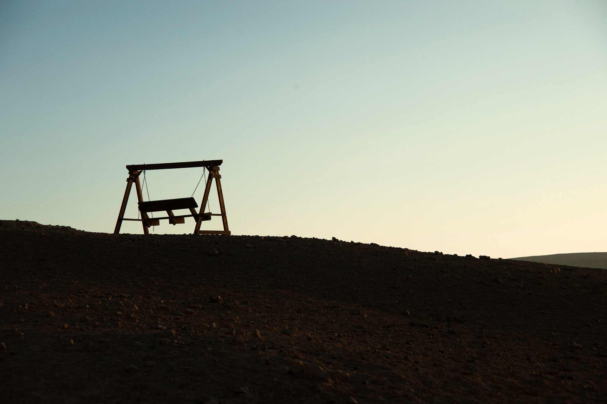 נדנדה בשקיעה — בדידות יפה במדבר
