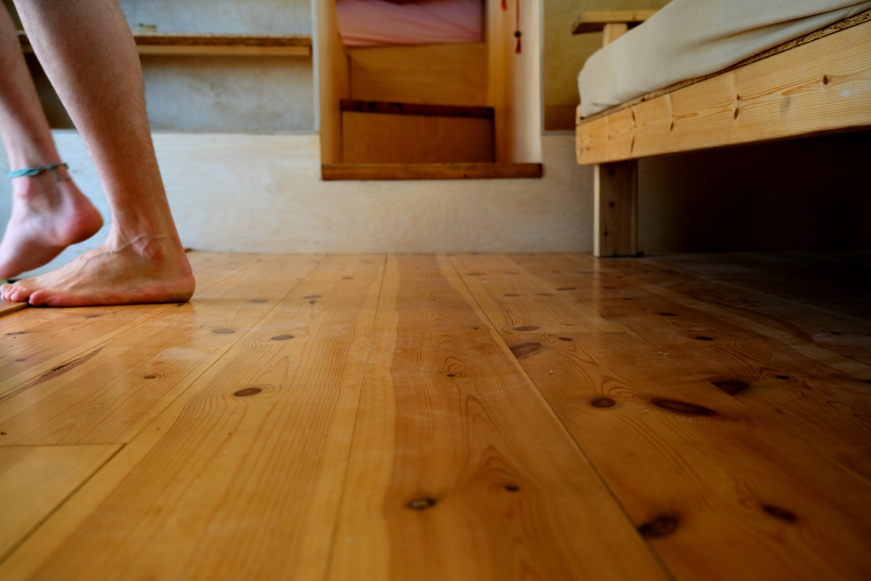 מבט מלמעלה על האוטובוס והמדבר