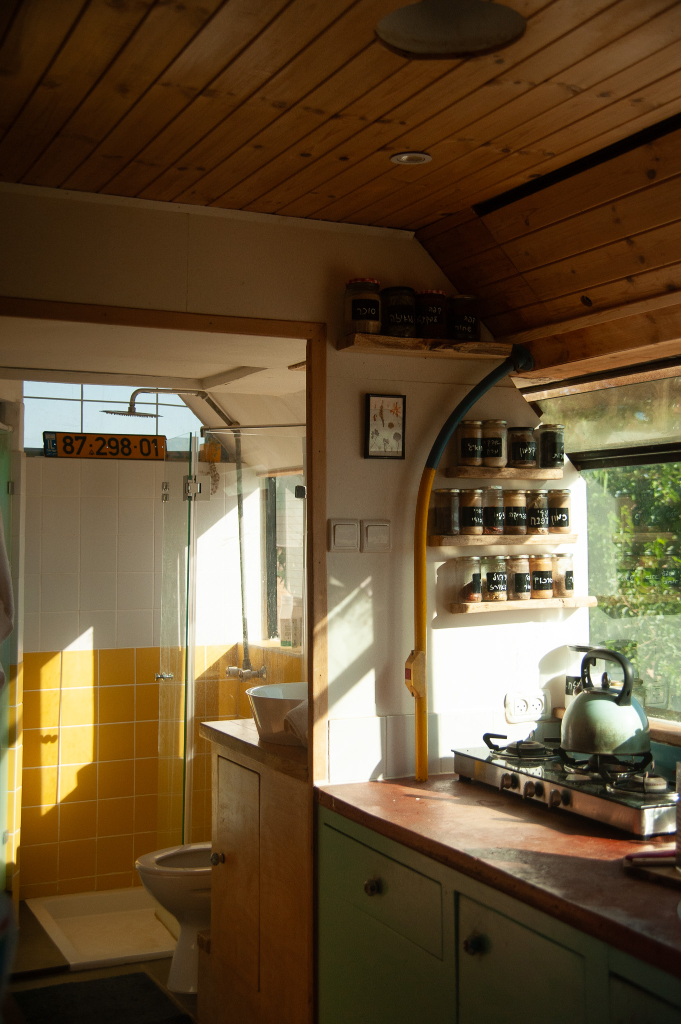 מטבחון ומקלחת עם אור שמש