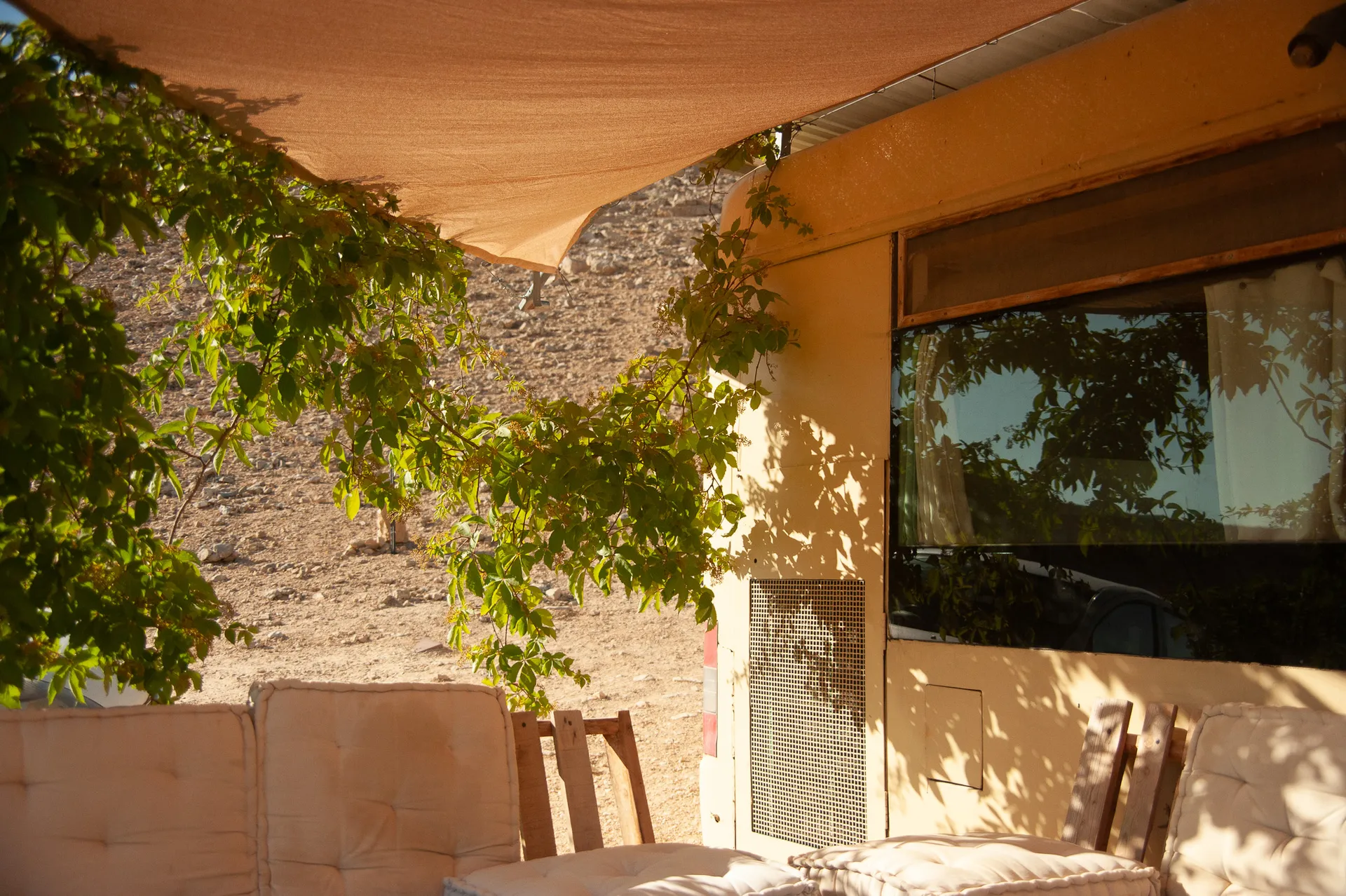 האוטובוס מבחוץ — פינת ישיבה מוצלת