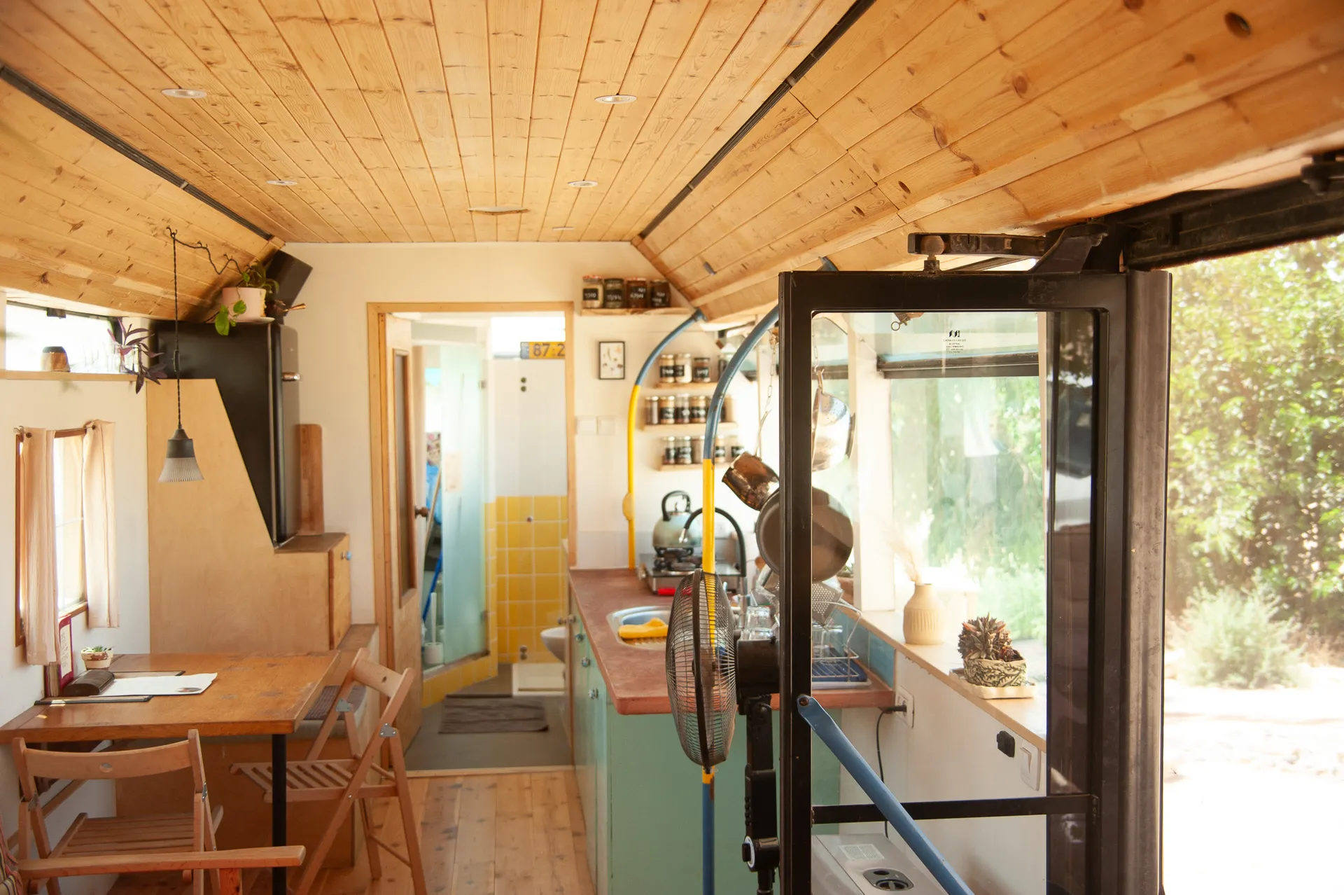 פנים האוטובוס — מטבח ושולחן