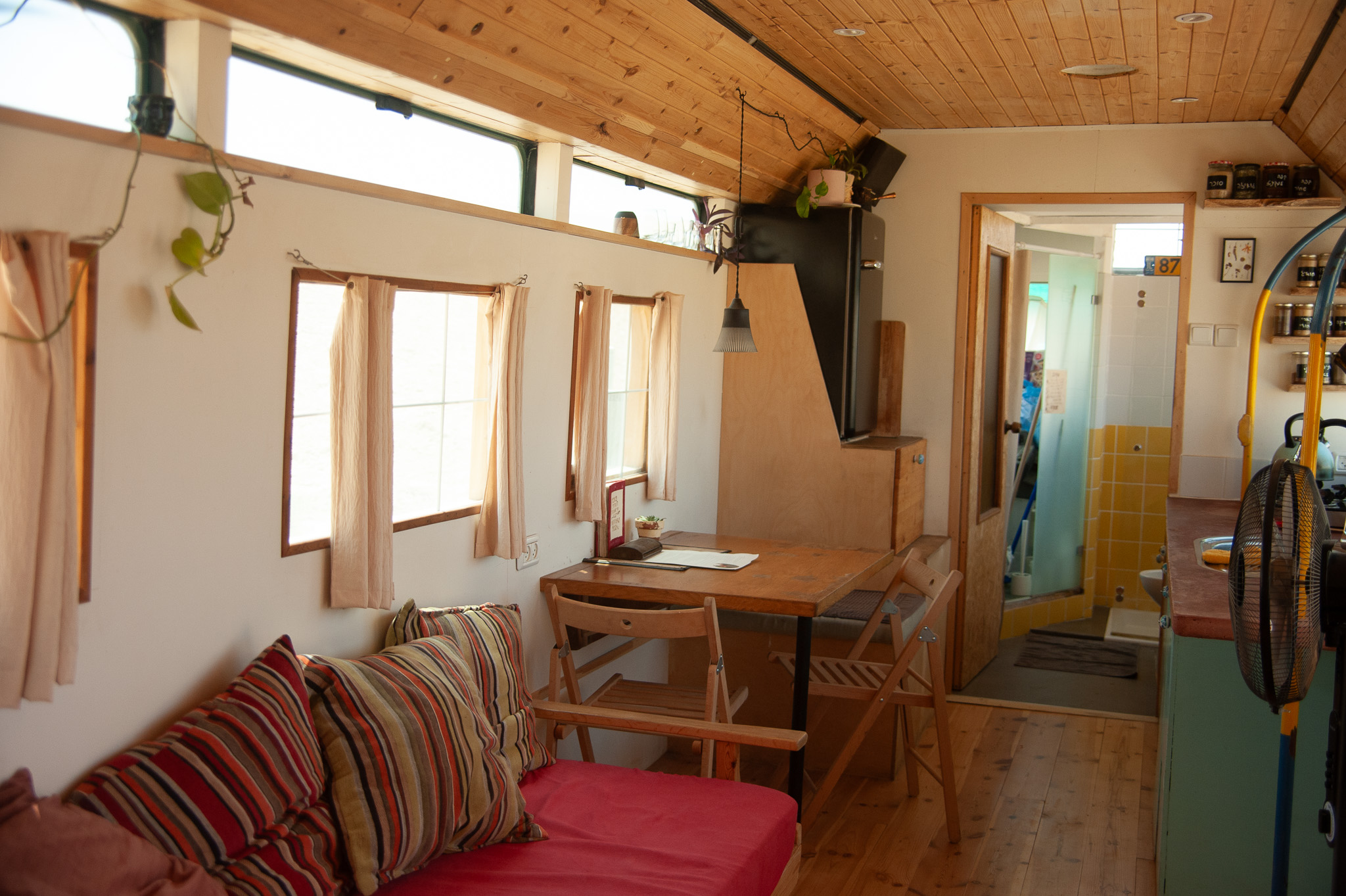 פנים האוטובוס — ספה וכריות