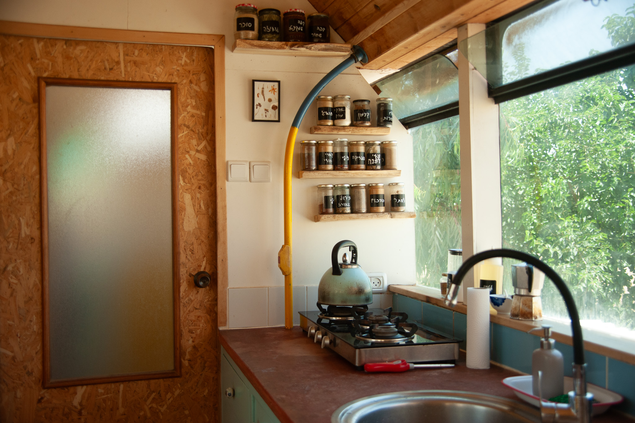 המטבח — כיריים ותבלינים